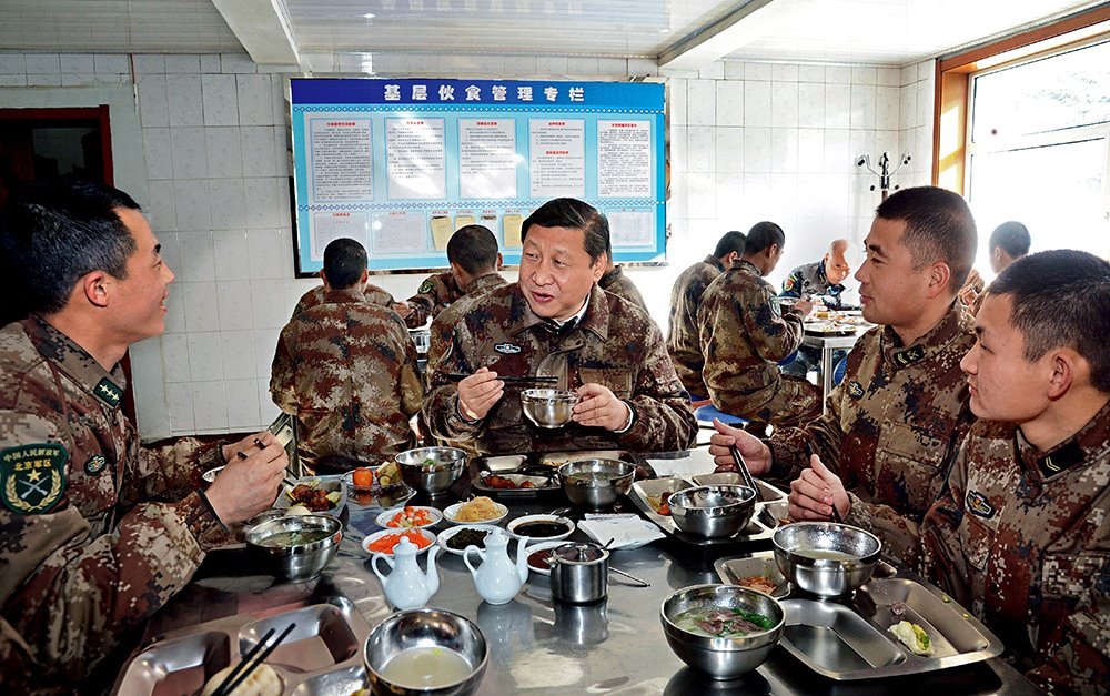 2014年1月26日，習(xí)近平主席專程來到內(nèi)蒙古軍區(qū)邊防某部，親切看望慰問戍邊官兵。這是在連隊(duì)食堂，習(xí)近平主席同戰(zhàn)士們一起用餐。