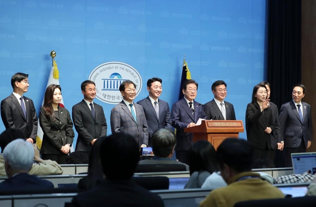 4月11日，李在明在韓國(guó)首爾舉行的新聞發(fā)布會(huì)上介紹他的總統(tǒng)競(jìng)選團(tuán)隊(duì)。新華社記者姚琪琳攝