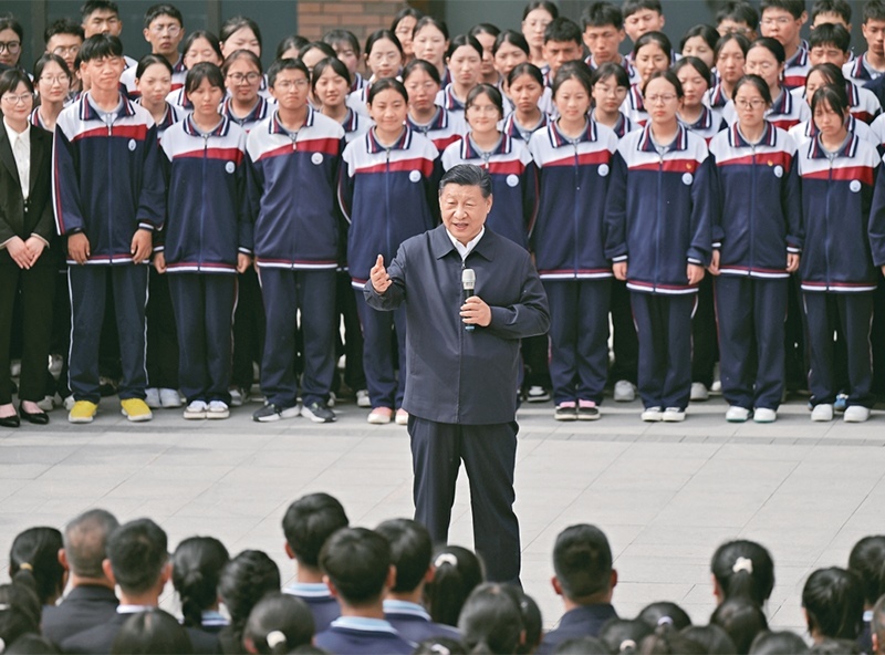 2024年6月18日至19日，中共中央總書記、國(guó)家主席、中央軍委主席習(xí)近平在青?？疾?。這是18日下午，習(xí)近平在果洛西寧民族中學(xué)考察時(shí)，同師生們親切交流。 新華社記者 岳月偉/攝