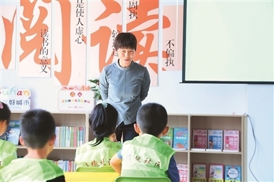 田桂月帶領(lǐng)孩子共讀繪本《點(diǎn)》。李澤罡攝
