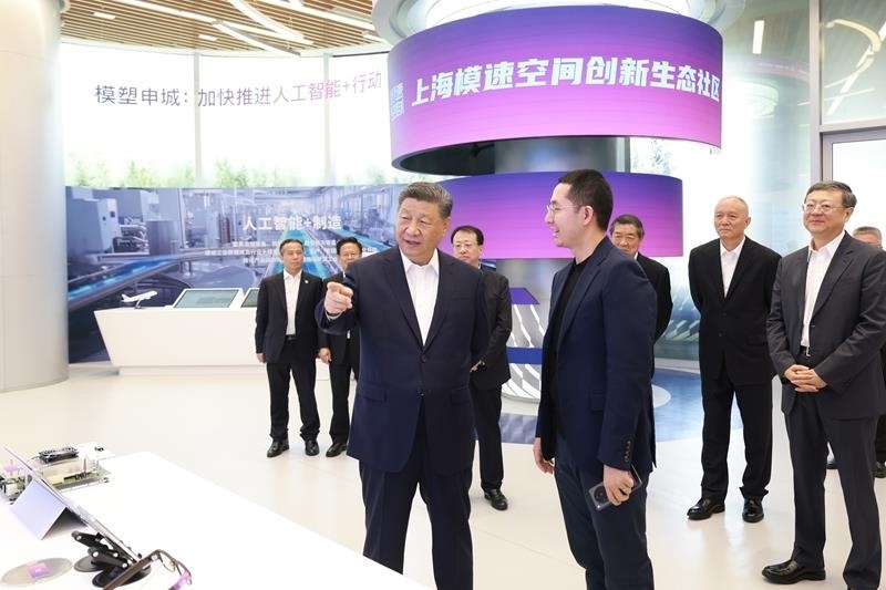 △2025年4月29日，習(xí)近平總書記在上?！澳Ｋ倏臻g”大模型創(chuàng)新生態(tài)社區(qū)，察看大模型產(chǎn)品展示。