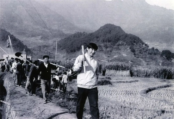 這是1989年，時任福建省寧德地委書記的習(xí)近平帶領(lǐng)地直機(jī)關(guān)千余名干部到寧德縣南漈水利工地參加清溝排障修整水渠勞動。新華社發(fā)