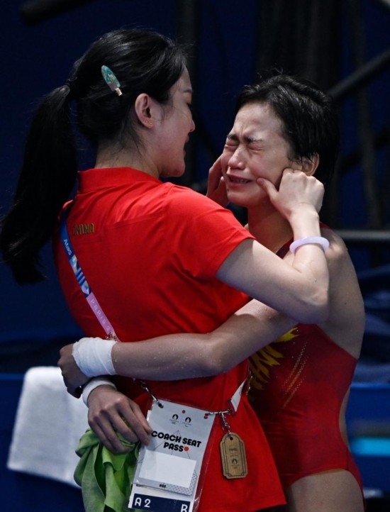 2024年8月6日，中國選手全紅嬋（右）與教練陳若琳在巴黎奧運會女子10米臺決賽后慶祝。新華社記者 王鵬 攝