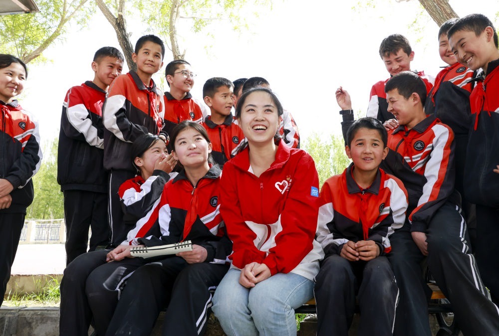 4月23日，在新疆克州阿圖什市哈拉峻鄉(xiāng)謝依特小學，支教教師高淑賢和學生們在一起。