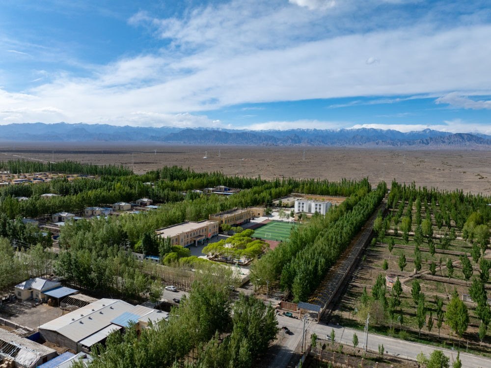 這是4月23日在新疆克州阿圖什市哈拉峻鄉(xiāng)拍攝的謝依特小學（無人機照片）。