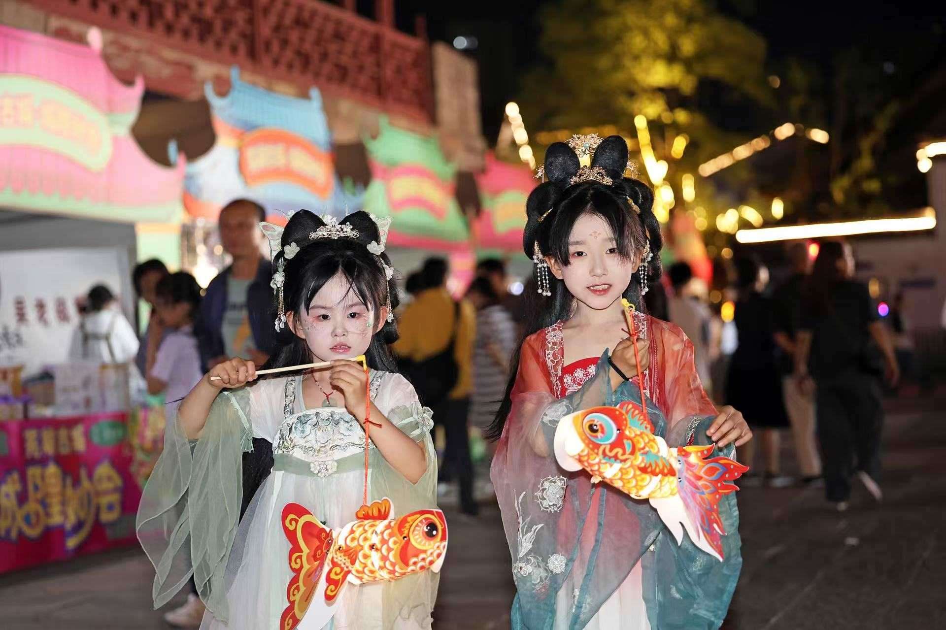 2025年5月2日晚，安徽蕪湖古城，魚燈巡游吸引游人駐足觀看。（圖片來源：視覺中國）