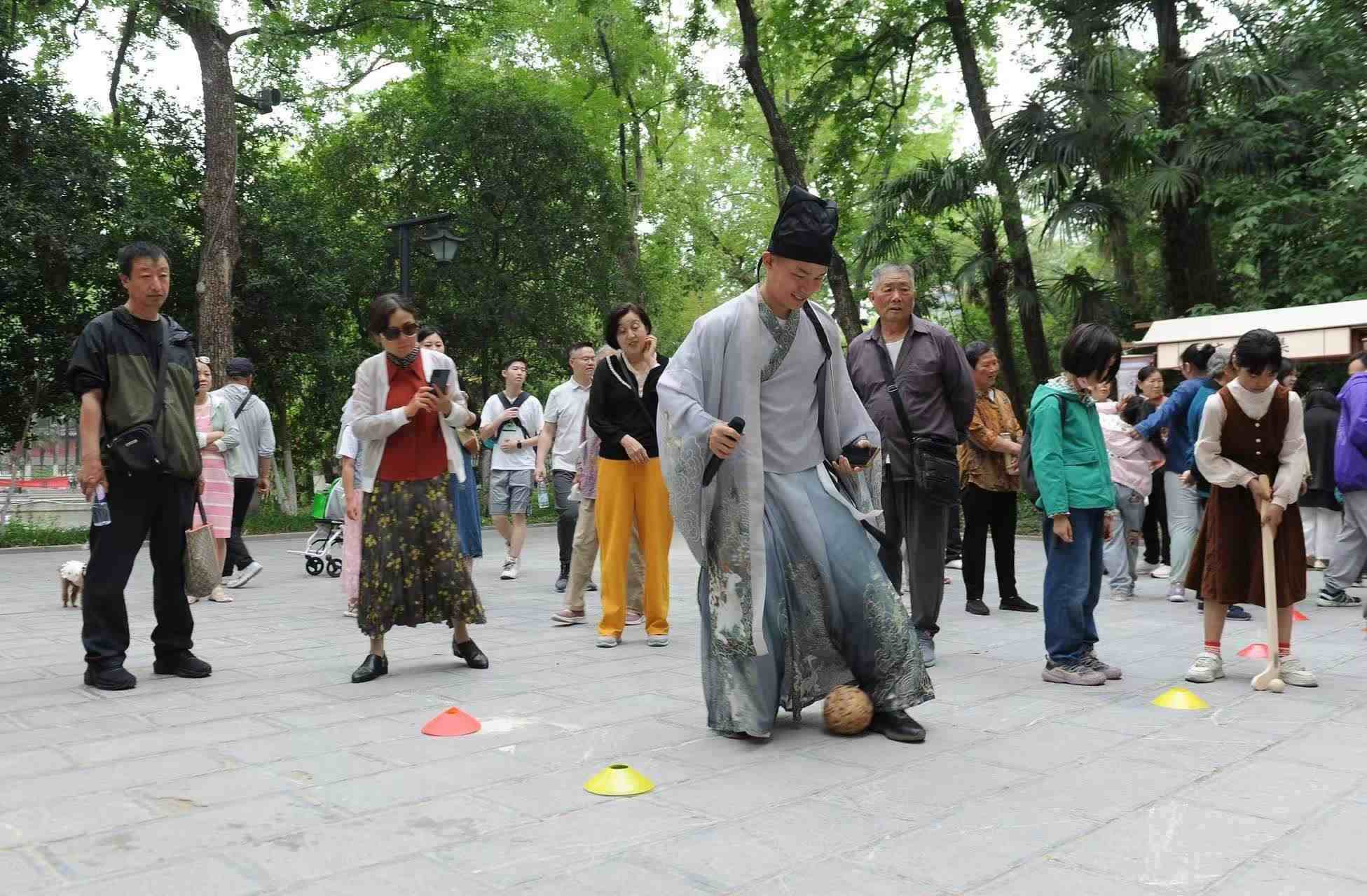 2025年5月3日，安徽省合肥市包公園景區(qū)，游客正在參與“蹴鞠”體育活動。（圖片來源：視覺中國）