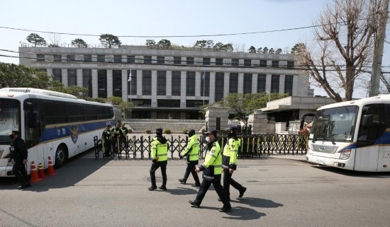 4月3日，在韓國(guó)首爾，警察在韓國(guó)憲法法院前執(zhí)勤。新華社記者姚琪琳攝