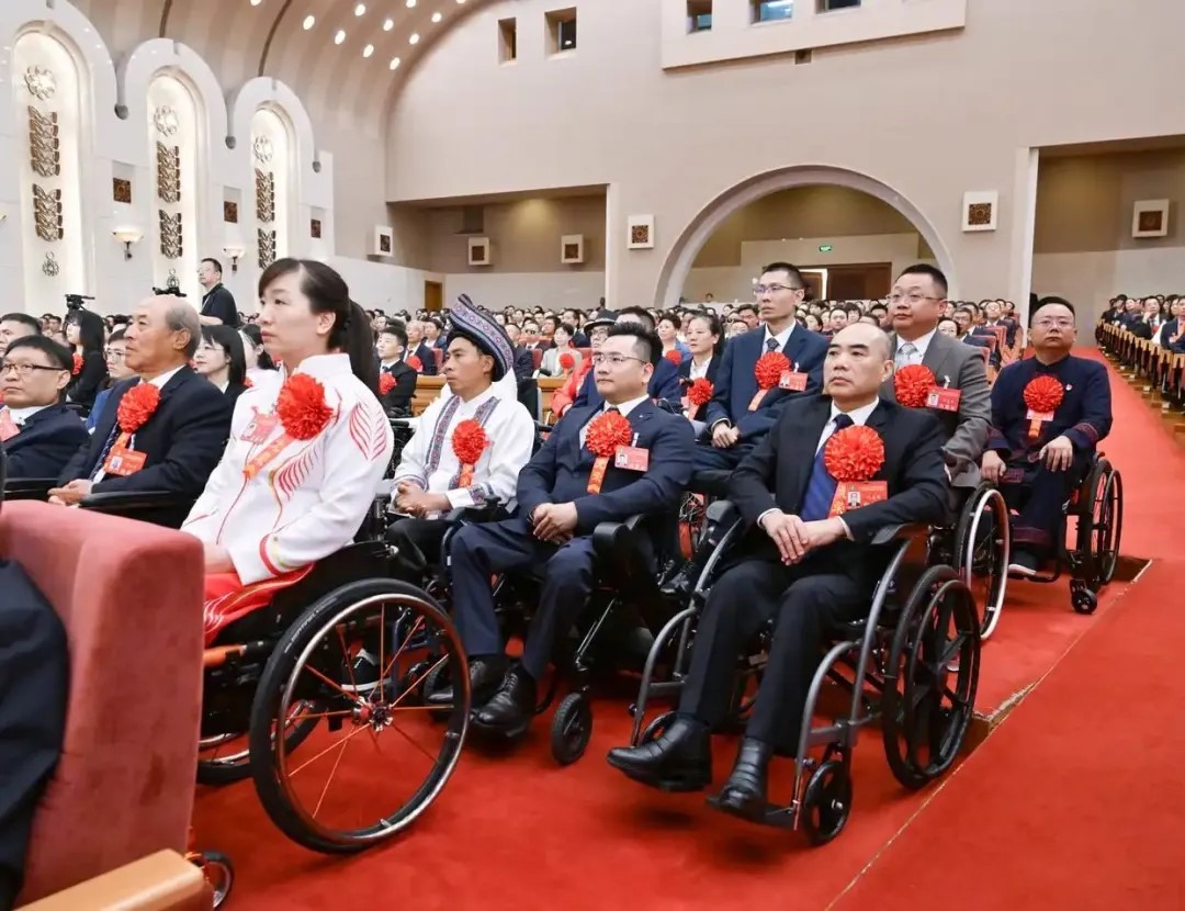 2025年5月16日，第七次全國自強(qiáng)模范暨助殘先進(jìn)表彰大會在北京召開。大會表彰了200名“全國自強(qiáng)模范”、200個(gè)“全國殘疾人工作先進(jìn)集體”和60名“全國殘疾人工作先進(jìn)個(gè)人”。