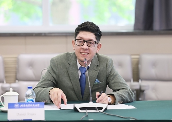 哥倫比亞教育部長丹尼爾?羅哈斯一行訪問北京航空航天大學。北航供圖