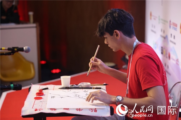 2025年“漢語橋”巴西賽區(qū)決賽的“才藝展示”環(huán)節(jié)，一名參賽者正在繪畫。人民網(wǎng)記者 時元皓攝