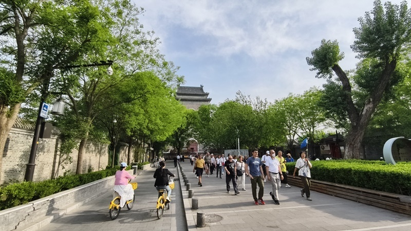 外國(guó)游客游覽北京鼓樓。人民網(wǎng)記者 李楠樺攝