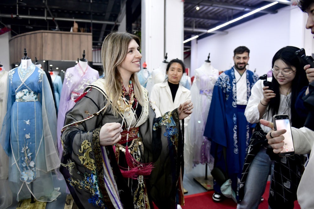 2025年4月8日，參加曹縣漢服文化節(jié)的意大利嘉賓卡米拉在試穿漢服。新華社記者郭緒雷 攝