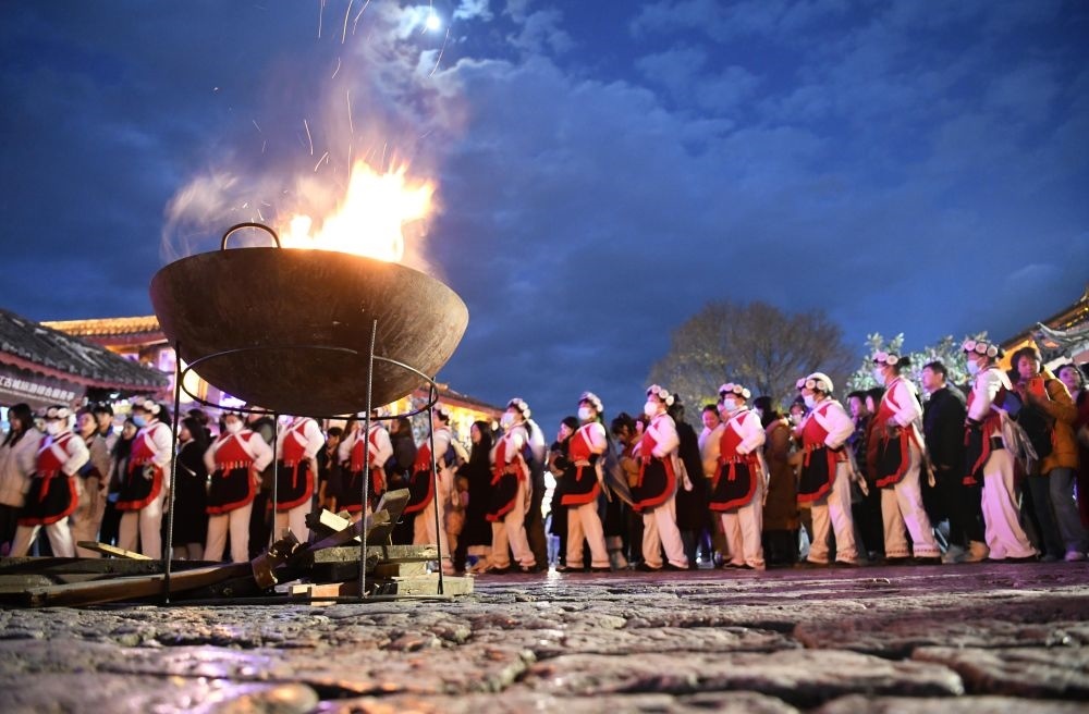 2025年1月11日，游客和居民在麗江古城打跳游玩。（趙慶祖攝）