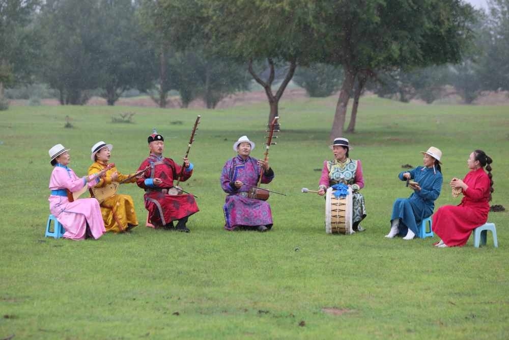 2024年7月16日，《格薩（斯）爾》史詩(shī)說(shuō)唱傳承人在內(nèi)蒙古赤峰市巴林右旗戶外表演。（胡斯楞攝）