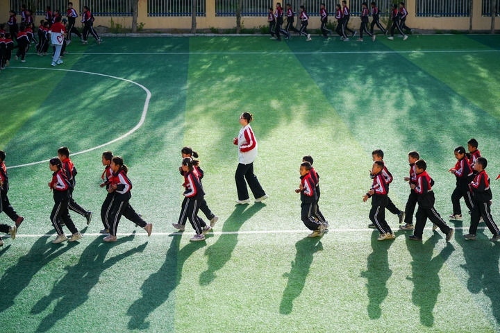 2025年4月24日，在新疆克州阿圖什市哈拉峻鄉(xiāng)謝依特小學，支教教師帶領學生晨跑。新華社記者 徐宏巖 攝