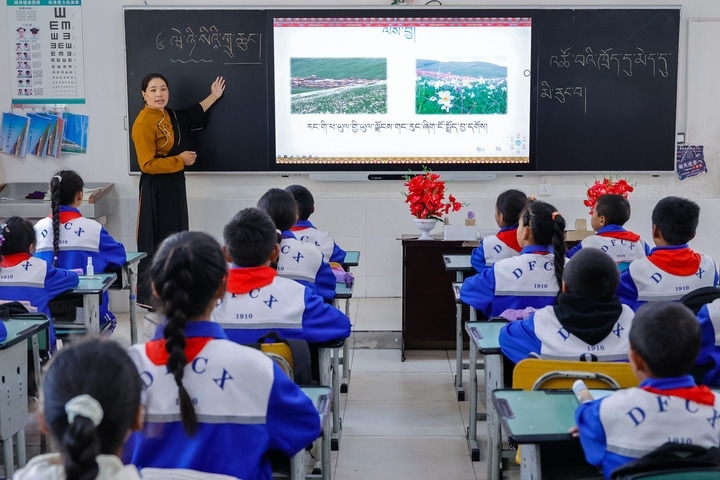 2024年9月27日，在四川省甘孜藏族自治州道孚縣城關第一完全小學，采取“藏加模式”教學的五年級一班的藏語文課上，準木周老師指導藏族學生以家鄉(xiāng)草原風物為主題寫作藏語文作文。新華社記者 沈伯韓 攝