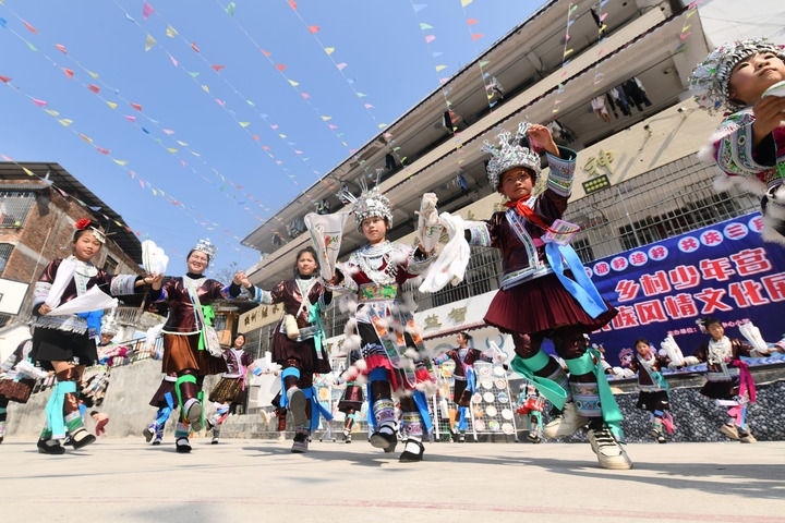 2025年3月25日，廣西柳州市融水苗族自治縣桿洞鄉(xiāng)中心小學學生在跳蘆笙踩堂舞。新華社記者 黃孝邦 攝