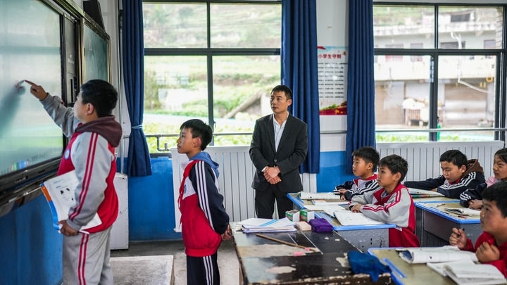 2024年11月21日，在地處烏蒙山區(qū)的貴州省六盤水市水城區(qū)亮巖小學，學生在供暖的教室內學習。新華社記者 陶亮 攝