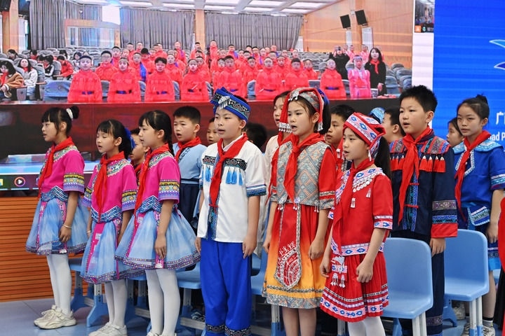 2025年3月28日，在“壯蒙一家親 共筑中國夢”手拉手主題云隊會上，廣西南寧市濱湖路小學四（1）中隊隊員通過網絡和內蒙古鄂爾多斯東勝區(qū)第十二小學四（9）中隊隊員一起唱《中國少年先鋒隊隊歌》。新華社記者 周華 攝