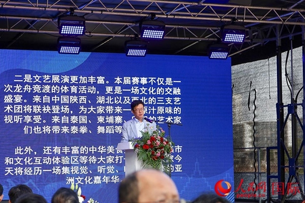 中國駐法蘭克?？傤I(lǐng)事黃昳揚在致辭中對龍舟賽表示熱烈祝賀。人民網(wǎng) 依琳攝