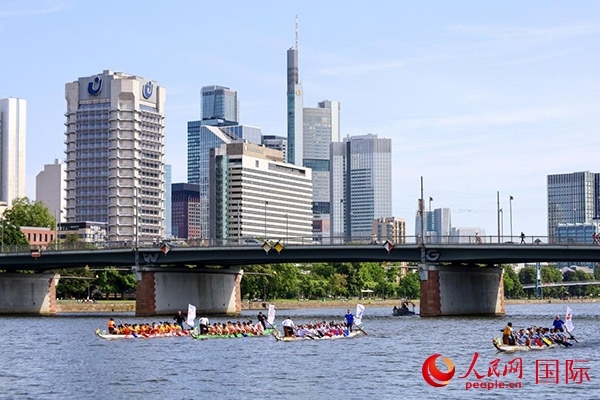 龍舟賽隊伍奮力揮槳、破浪前行。人民網(wǎng) 依琳攝