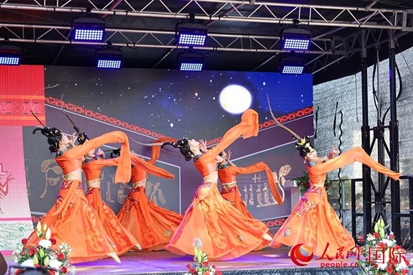 美因河畔的舞臺上中國傳統(tǒng)舞蹈精彩上演。人民網(wǎng) 依琳攝