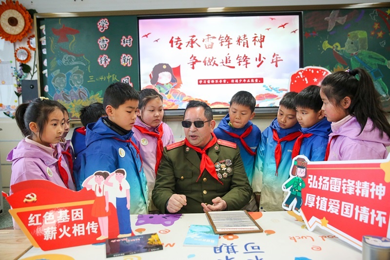 2025年3月3日，江蘇南通如皋市安定小學里，傷殘軍人許波銀在思政小課堂上向?qū)W生講述雷鋒故事。