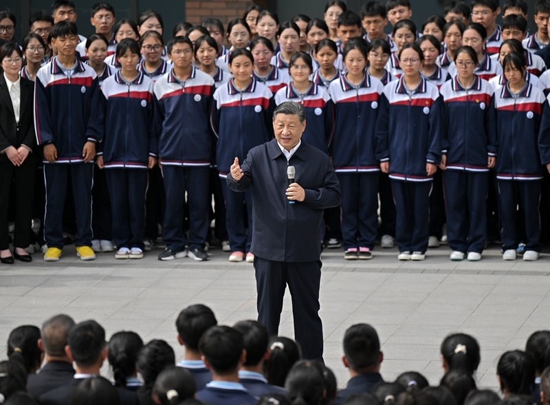 2024年6月18日，習近平總書記在青海果洛西寧民族中學考察時，同師生們親切交流。