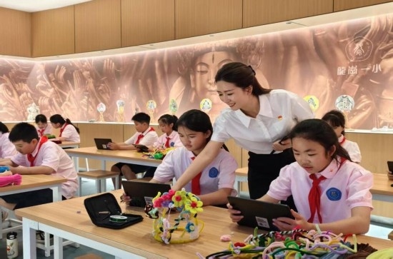 龍崗一小學(xué)生正在學(xué)習(xí)“發(fā)現(xiàn)石刻之美”華蔓花冠課程。