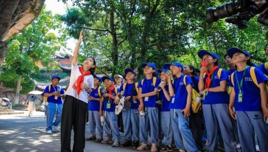 石刻小導(dǎo)游稅明潔為西藏小朋友志愿解說。