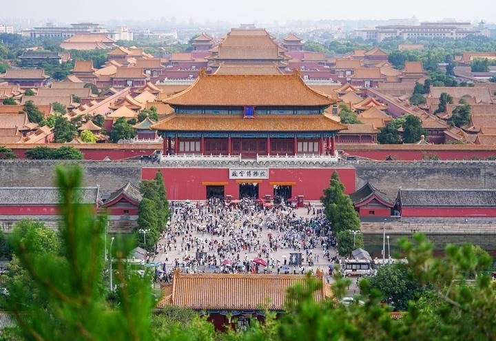 2024年7月16日在景山上拍攝的北京故宮。