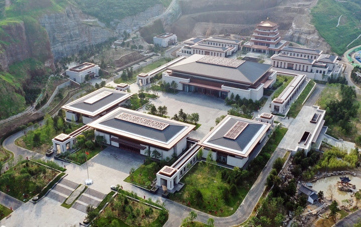 中國(guó)國(guó)家版本館中央總館位于北京中軸線延長(zhǎng)線上、燕山腳下，是國(guó)家級(jí)文化殿堂，也是聯(lián)接中外、交流互鑒的文化橋梁（2022年7月30日攝，無人機(jī)照片）。