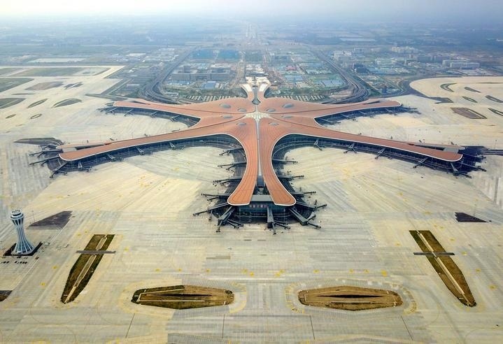 這是位于北京中軸線延長(zhǎng)線上的北京大興國(guó)際機(jī)場(chǎng)航站樓（2019年6月25日攝，無人機(jī)照片）。