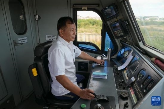 5月31日，在蒙內(nèi)鐵路內(nèi)羅畢站，機車駕駛員蔣立平在即將開往蒙巴薩的E2次列車上進行準備工作。新華社記者 楊光 攝