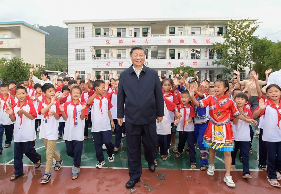 2020年9月16日，在湖南郴州市汝城縣文明瑤族鄉(xiāng)第一片小學，師生們簇擁著習近平總書記步出校園。新華社記者 李學仁 攝