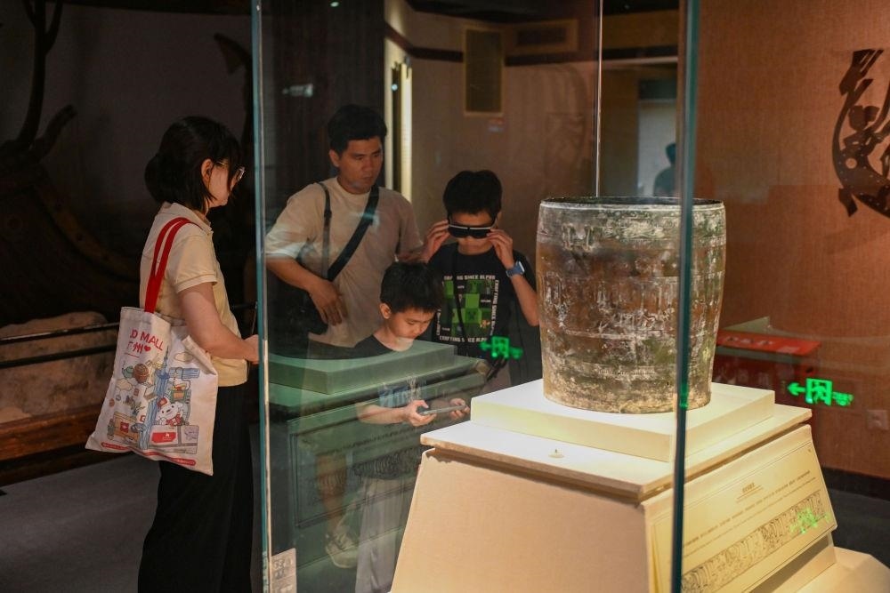 △2025年5月18日，游客在廣東廣州南越王博物院（王墓展區(qū)）體驗(yàn)AR眼鏡智慧導(dǎo)覽服務(wù)。