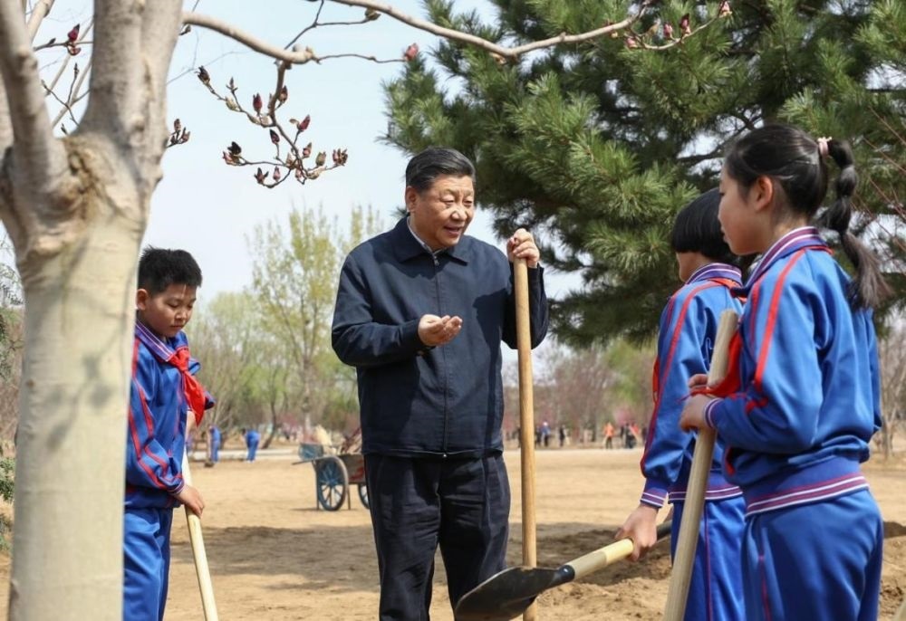 2019年4月8日，習近平總書記參加首都義務植樹活動。這是習近平總書記同少先隊員在一起。新華社記者 鞠鵬 攝