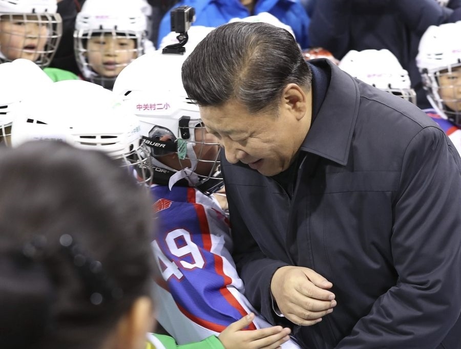 2017年2月24日，習近平總書記在北京五棵松體育中心考察時同青少年冰球愛好者“撞肩”，表示相互問候。新華社記者 丁林 攝