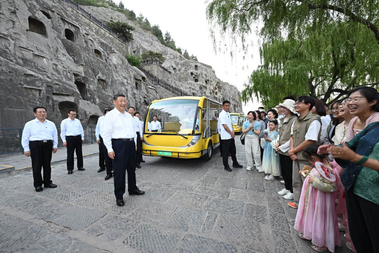 5月19日，習(xí)近平在洛陽(yáng)龍門(mén)石窟考察時(shí)，同游客親切交流。