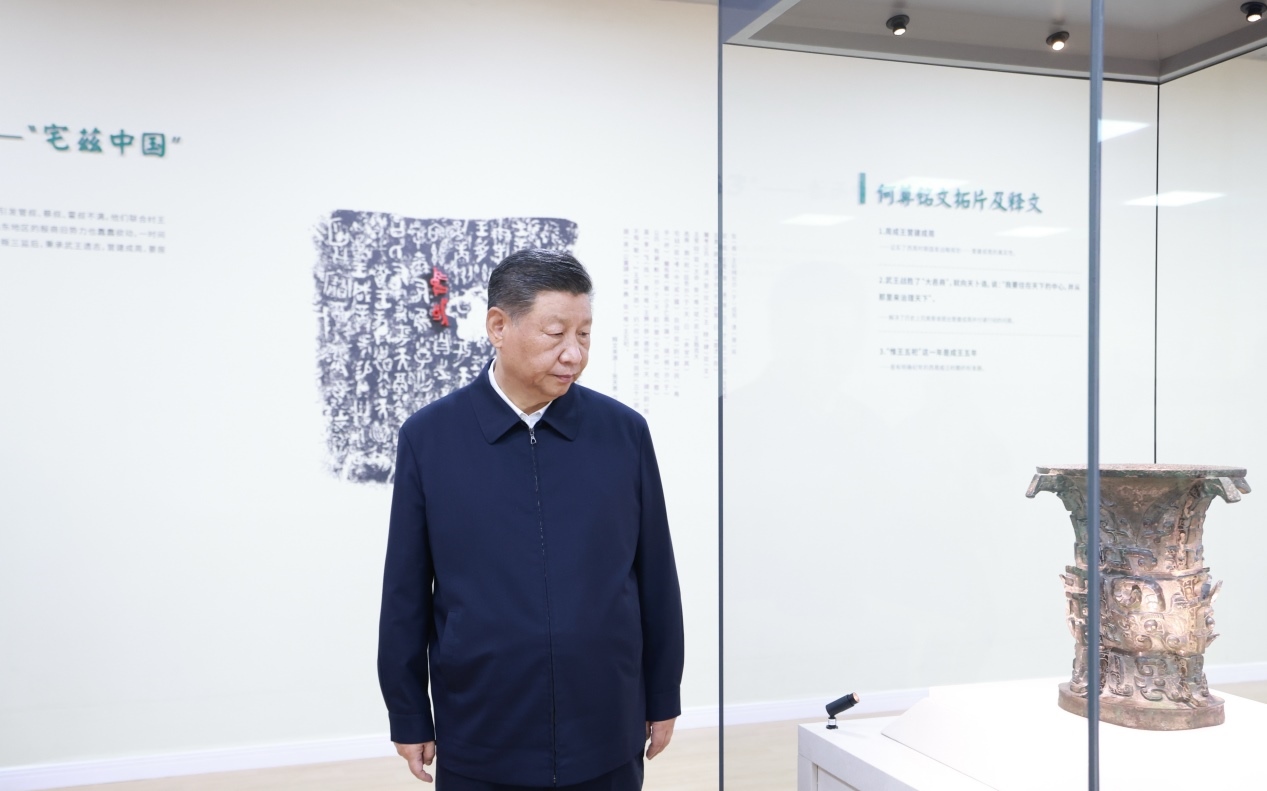 2024年9月10日，習(xí)近平總書(shū)記在前往甘肅考察途中，來(lái)到陜西寶雞參觀寶雞青銅器博物院。